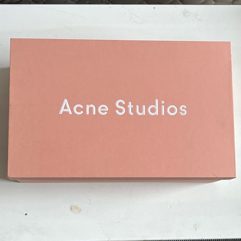 📦 Acne Studios coral box